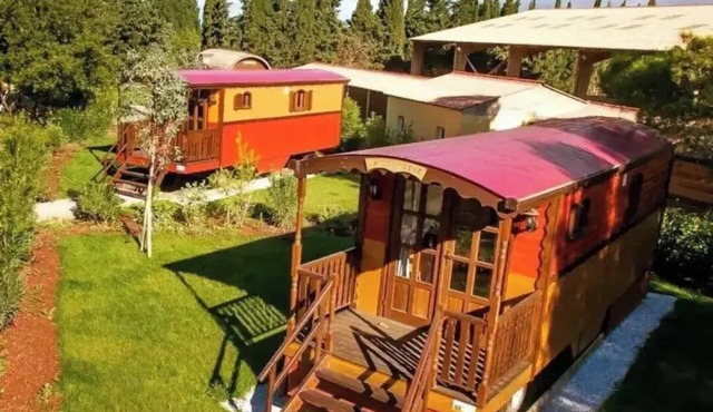 Fully-equipped caravan in the Languedoc countryside. Nature, calm.