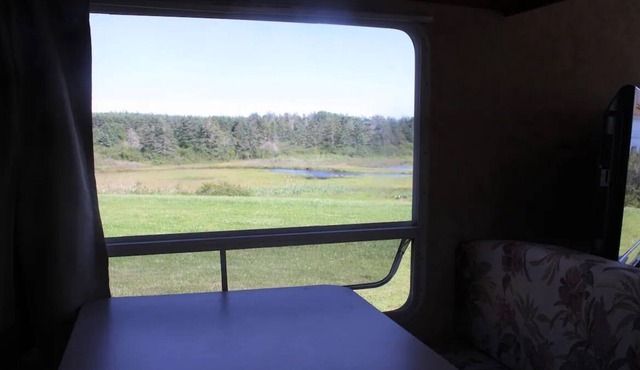 Fully equipped camper on Mavillette River. Close to the beach. (pet friendly)