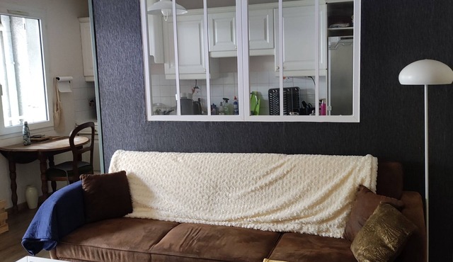 Fully-equipped city-centre apartment with terrace 200 m from the station