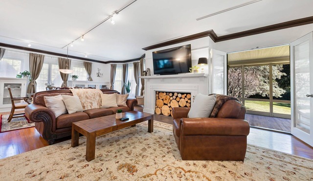 - Fully-Equipped Condo - King Bed - Massive yard -