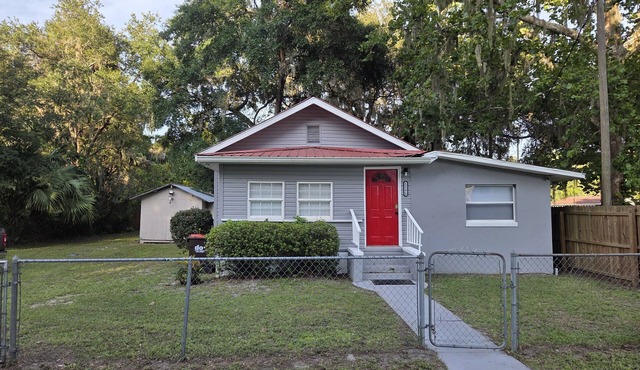 Fully Equipped Cottage, Right Next to Lake Weir