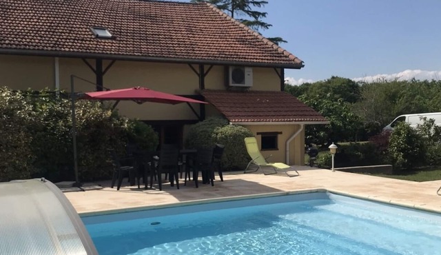 Fully equipped country house with pool access