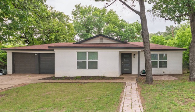 Fully Equipped DFW Retreat · Walk to Lake & Dining