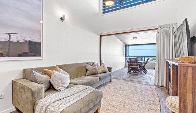 Fully equipped for beach life & comes well-appointed w/a light airy open design