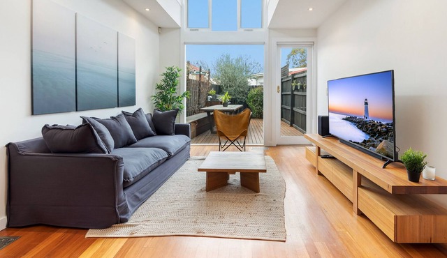 Fully Equipped Getaway in Modern Coastal Cottage