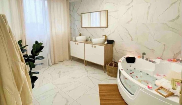 Fully equipped luxury apartment with jacuzzi and sauna 4 minutes from the beach