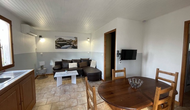 Fully equipped modern gîte, swimming pools, tennis court, playground