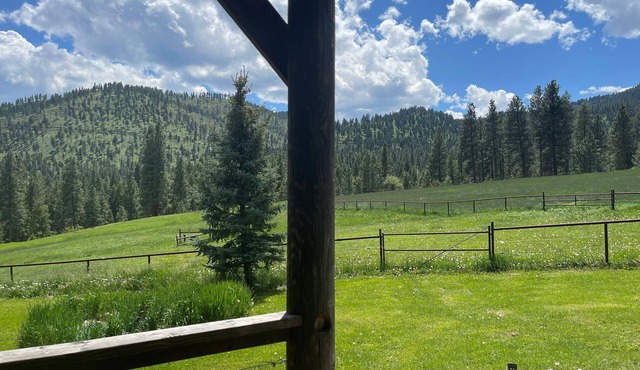 Fully Equipped Montana Guest Home w/kitchen, laundry, hot tub and hiking