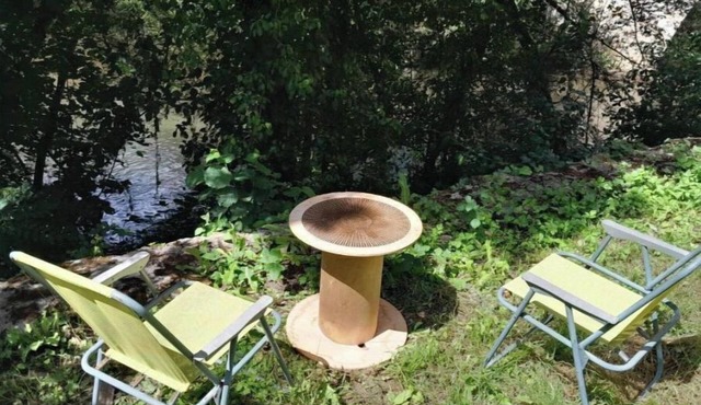 Fully-equipped, riverside T1 apartment.