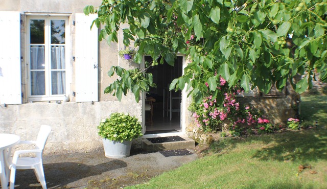 Fully-equipped studio with swimming pool in a quiet location 2 minutes from amenities.