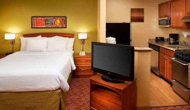Fully Equipped Suite w/Kitchen & Outdoor Access Near Top Detroit Attractions