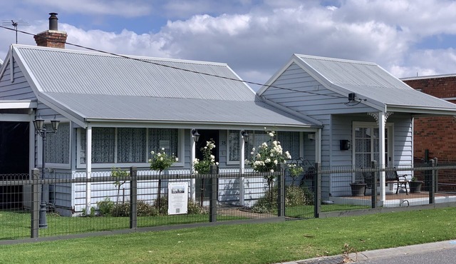 Fully equipped Seaside Home on the foreshore. 4 Bedrooms. Popular location.