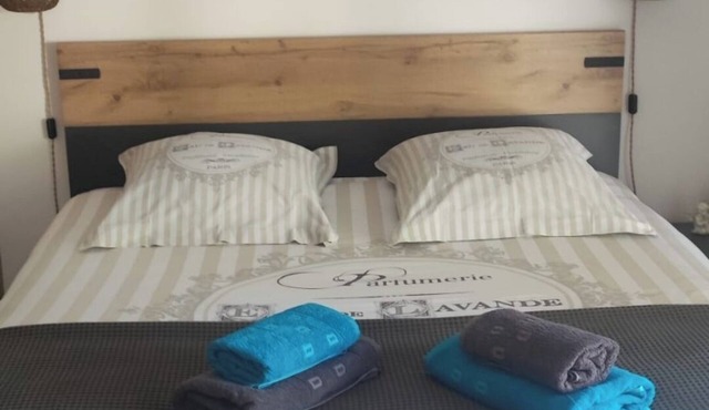 Fully equipped studio with free parking and spa (optional).