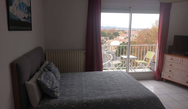 Fully equipped studio with parking and balcony in secure residence