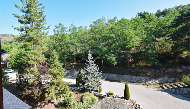 Fully equipped studio with swimming pool, gym and large green spaces.