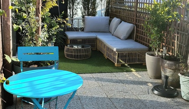 Fully-equipped T2 apartment with large terrace.