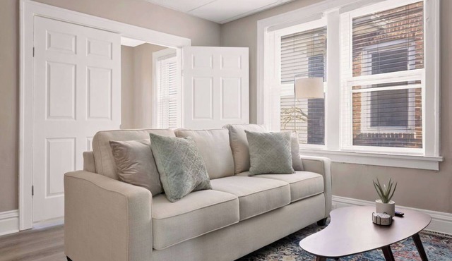 Fully Equipped Cozy 2BR Apartment Near Delmar Loop - Mid term Rental n