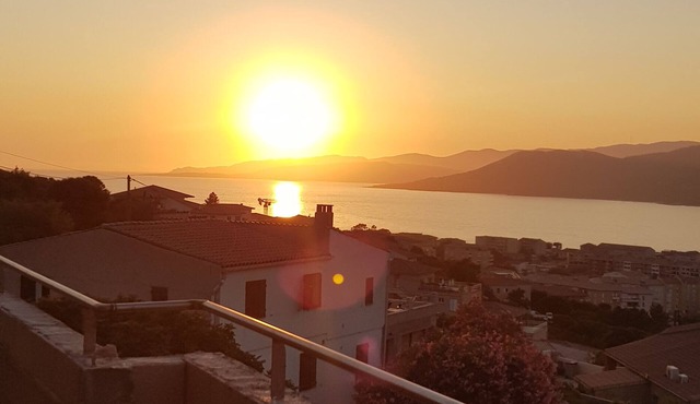 Fully equipped villa with large terrace overlooking the Gulf of Valinco