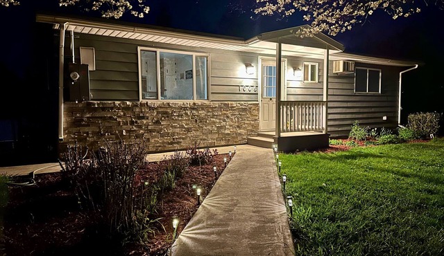 Fully Fenced Backyard, Fire Pit, BBQ, Sunset Views, Family & Pet Friendly! Fenced Back Yard