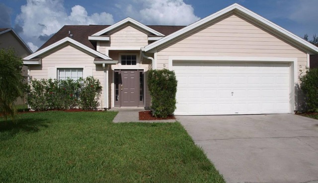 fully fenced back yard !
