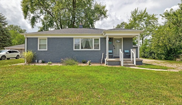 Fully Fenced~ Dog Friendly~13 mins to Pine Knob