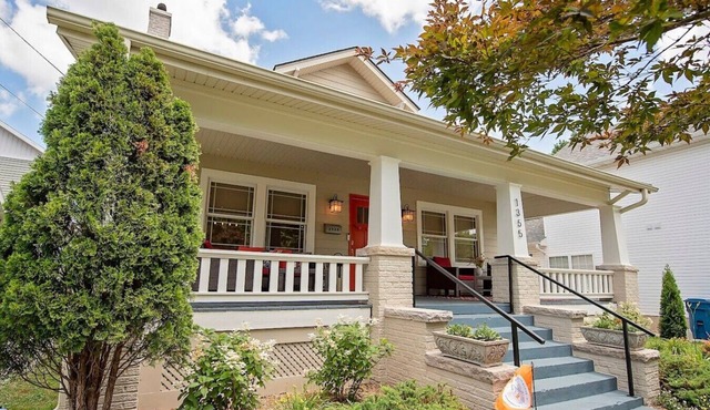 Fully Fenced, Dogs Welcome, Sleeps 10, Near MSU and Hospitals