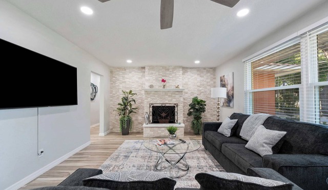 Fully Fenced in w/Patio Near the Lake | Sleeps 10