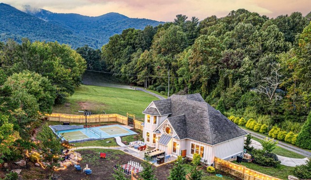 Fully Fenced Pickleball Asheville Luxury Retreat w/GameRoom