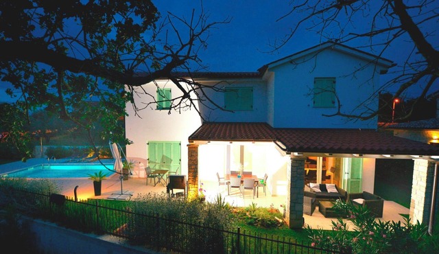 Fully fenced, private pool-heated, quiet, modern, cozy, sea view
