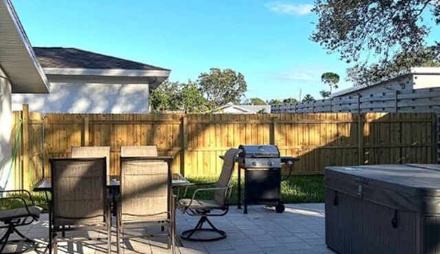 Fully Fenced w/Hot tub near Siesta Key Bridge!