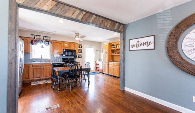 ⭐Fully fenced yard⭐4 car driveway⭐firepit⭐central location⭐basement⭐