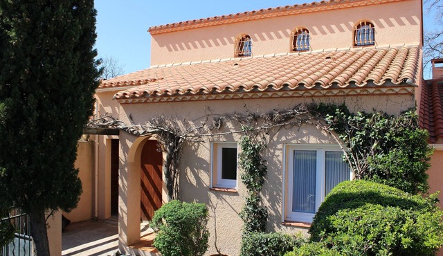 Fully aircon, Modern Pretty House on the Outskirts of Well Provisioned Village