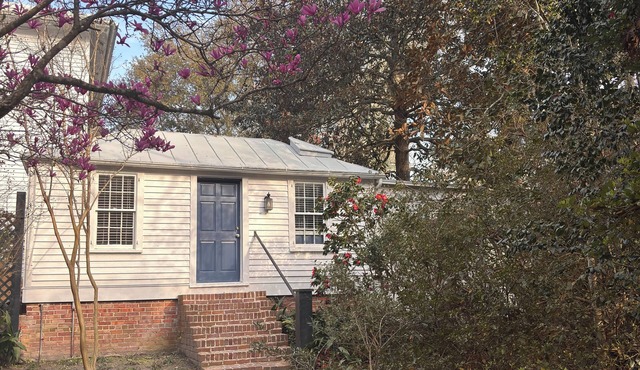 Fully furnished, 1-bedroom cottage in heart of Summerville. off street parking.