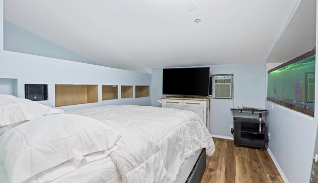 Fully Furnished 1-Bedroom Loft - The very best locationnTwo Person Jacuzzi Tub