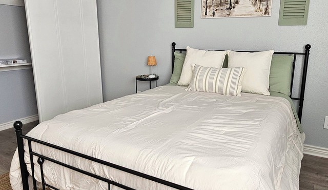 Fully Furnished 1-bedroom apartment in the medical district of charming Lufkin