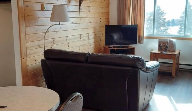 Fully Furnished 2 Bedroom 4 XL Twin beds, 1 Bathroom Top Floor Unit 5