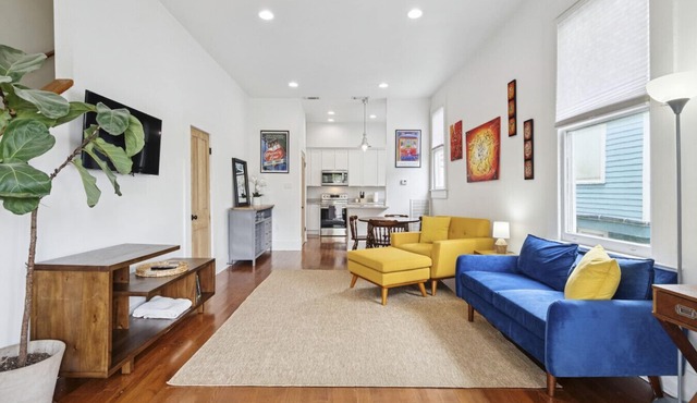 Fully Furnished 2bd/1.5ba One Block from Carrolton