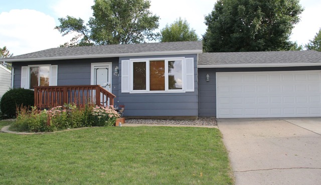Fully Furnished 3 Bedroom - 2 Bath - Double Garage