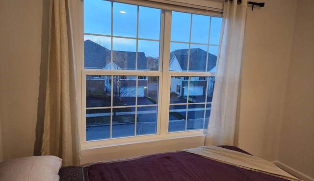 Fully furnished 3-bedroom townhome with WiFi, AC in charming Yorkville