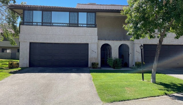 Fully Furnished, 3 King Bedrooms, Townhouse on Bluebird Lane, Palmdale