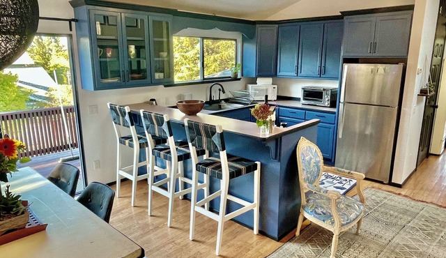 Fully furnished, 30-day min./Light-Filled Apartment in Sebastopol