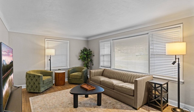 Fully Furnished 3BR 2 bath Mid-Term Rental 10 Min from Airport and Boeing
