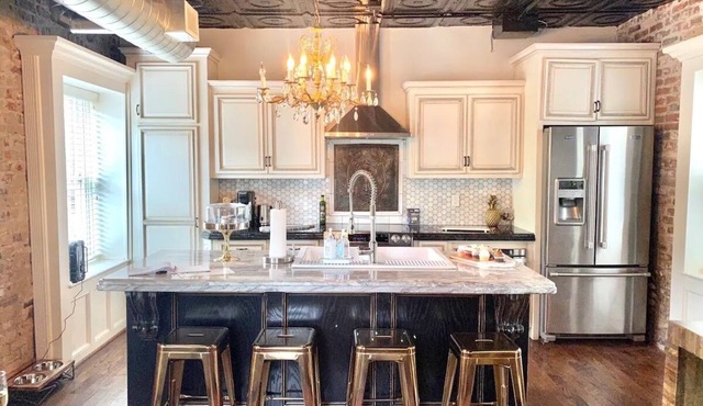 Fully Furnished Adorable Carriage House in Heart of downtown Kansas City