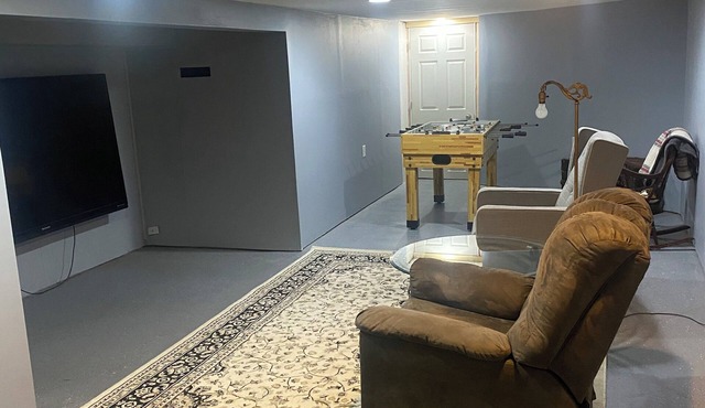 Fully furnished, Charming & Spacious 3-bedroom house in a Quiet Cul-de-Sac!