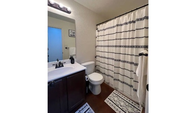 Fully Furnished Cheerful Three Bedroom home!!