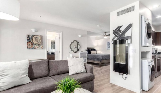 Fully Furnished Condo in the Heart of Old Town Scottsdale: Private Patio & Pool