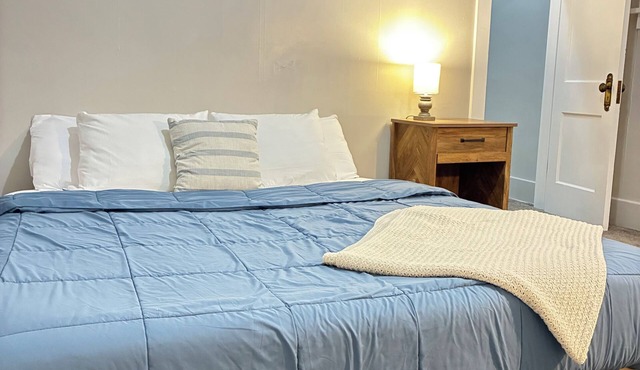 Fully Furnished Cozy 1 Bedroom Unit