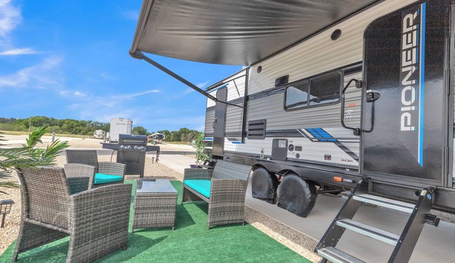 Fully furnished cozy RV in Comfort TX, Sleeps 6, lower weekly and monthly rates.