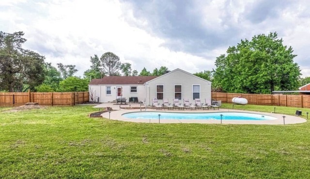Fully Furnished home on 3/4 of an acre .Centrally located to Nashville and the airport