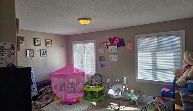 Fully furnished house in Ottawa's Barrhaven Neighbourhood. Pool table